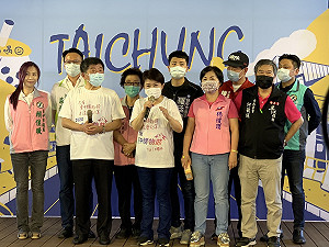 最強業配王陳時中台中喝珍奶  不分黨派民代猶如粉絲一路追