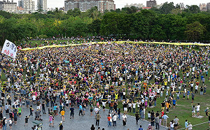 罷韓演習三山大會師最終場 破兩萬人集結鳳山高舉民主黃絲帶