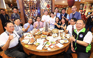 不畏酸民酸語  盧秀燕宴請陳時中及防疫人員大啖酸菜白肉鍋