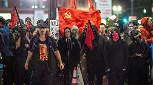 中共滲透美國暴動？微博瘋傳「白人持共產黨旗示威照」：宣布起義