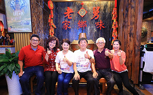 陳時中訪台中穿醜衣  網友揶揄「中華民國美學」