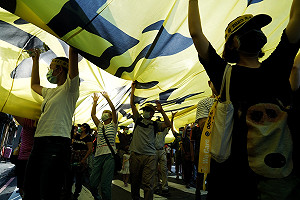 (影)扛起民主黃絲帶  罷韓遊行夜間閃耀高雄