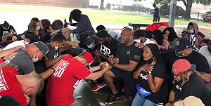 （影）反省佛洛伊德之死！白人下跪道歉 迎來黑人「握手和解」