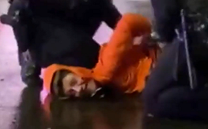 (影) 西雅圖抗議再見警察「膝蓋跪脖子」 旁邊同僚見狀緊急拉開