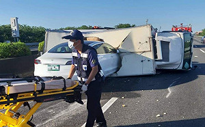 (影)疑太依賴輔助駕駛系統  自小客車國道直插入貨車車頂