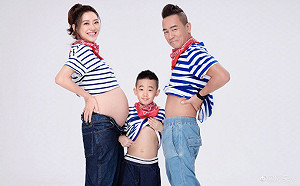 陳小春首曝二寶「HoHo」正臉照 網一見直呼被融化！