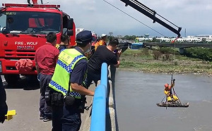 (影)釣客墜落高屏溪床  警消出動吊車救援