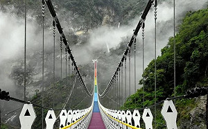 賞山景瀑布！南投雙龍七彩吊橋6/20正式開放