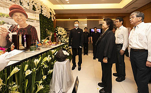 鄭文燦母喪  陳菊、侯友宜赴靈堂弔唁