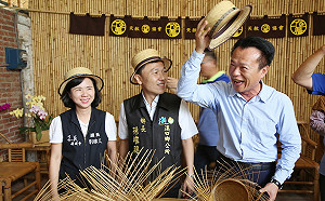 迎接陳時中 嘉義縣推出天赦手編「時中帽」