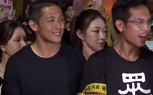 (影)「站出來投票」 吳怡農聲援罷韓遊行人氣爆表