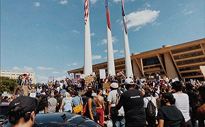 黑人被殺後股市大漲？美福斯新聞道歉