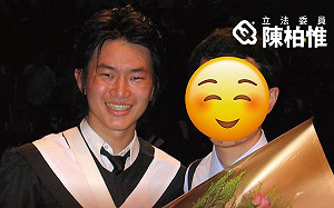 曬「吊石膏」畢業照！ 陳柏惟：高雄大學是我母校 很榮幸回來觀禮.....