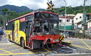 車頭全毀！遊覽車煞車不及 撞上台鐵集集線區間車