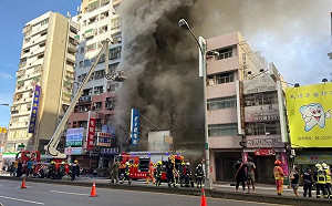 (影) 台中北區日料店驚傳火警！濃煙狂竄 46名消防員緊急出動