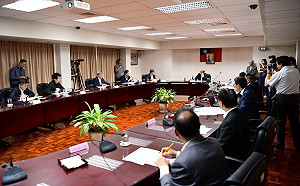 蘇揆視察中央印製廠「三倍券」印製 用3原則辨真偽