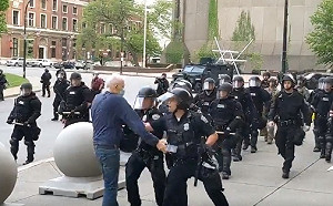 紐約員警出手推人  中年男子頭破血流送醫