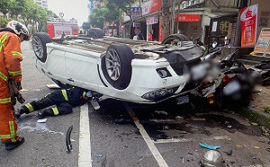 (影)精神不濟撞車翻覆  無辜路人遭撞壓車底