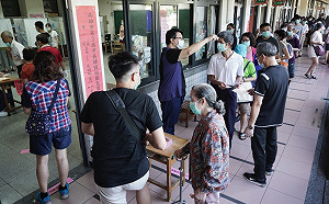 現場直擊》罷韓投票 選民擠爆投票所 阿嬤清晨六點就來排隊