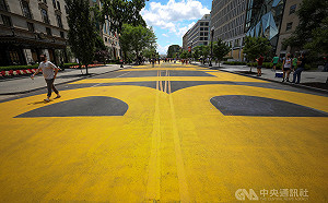 (影)華府市長槓川普 白宮外路面漆「黑人的命也是命」