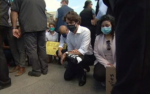 杜魯道單膝跪地 響應反種族歧視示威