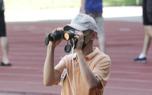 現場直擊》罷韓投票 民眾在投票所外錄影.舉牌用雙筒望遠鏡觀測投票情況