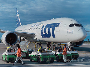 波蘭航空首度載客直航 116人幸福返台