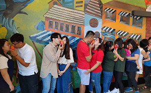 慶6/7解封日！屏東枋寮找情侶「熱吻」推銷愛文芒果