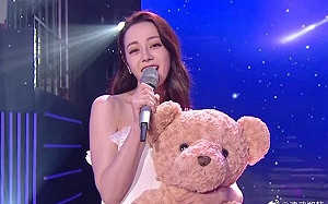 迪麗熱巴被狂粉衝上台求婚！男星汪涵高EQ解圍