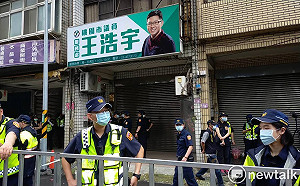 (影)冥紙搭臭雞蛋「水攻」王浩宇爆衝突  衝組「杏仁哥」遭警方強勢帶走