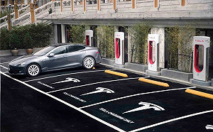 特斯拉防霸佔充電車位！7月起超時收費每分鐘15元