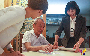 遲30年的正義！黃華預備叛亂罪名平反 楊翠親送撤銷決定書