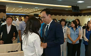 (影)靈堂弔唁許崑源 朱立倫：國民黨要撕掉民進黨貼的親中標籤