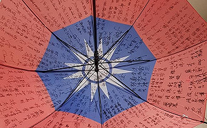 韓國瑜市長最終日「萬民傘」曝光！鳳山行政中心擺滿紅椅惹哭韓粉