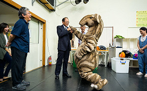 慰問紙風車劇團 游錫堃呼籲以行動支持