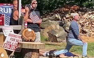 (影) 美白人挑釁 示威者面前竟模仿弗洛伊德壓頸場面