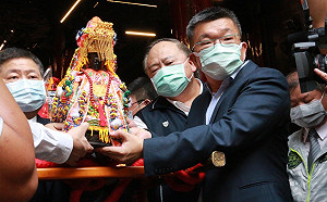 大甲媽祖神像上轎深夜起駕  1800警力協助人流管控