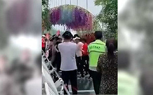 中國大媽在風景區玻璃橋上集體大跳廣場舞 保全崩潰喊：橋快垮了！
