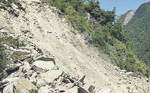 中橫德基段大規模坍方交通中斷  預估明天傍晚搶通