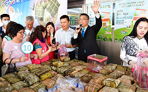 助貧困移工返鄉  徐國勇偕藝人幫新住民義賣越南四方粽