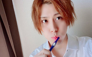 偶像出包遭除名！26歲男星「騎上」70歲嬤要求親吻