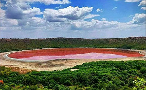 印度5萬年隕石湖  變身「粉紅色」超夢幻！