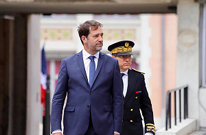 法國警察不滿政府禁止「鎖喉」 湧至巴黎市中心抗議