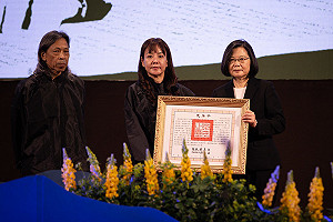 表彰鍾肇政對客家文化、台灣文學貢獻 蔡總統頒褒揚令