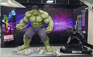 綠巨人浩克現身澎湖！機場等身高漫威雕像遊客搶合照