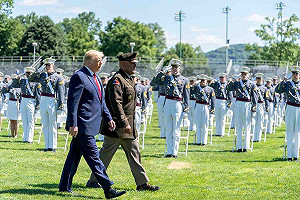 (影)川普為西點軍校畢業生致詞！ 大力讚揚「美國、軍隊」躲種族議題