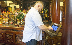 萬和宮國際化 籤詩機多達六種文字 洋人也稱讚