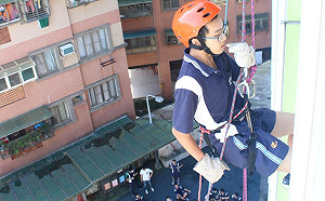 最難忘的求學生涯!  新北竹林中學高空垂降領畢業證書