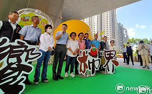 站台推銷水果 江啟臣要大家抬頭望藍天 稱讚是盧秀燕政績