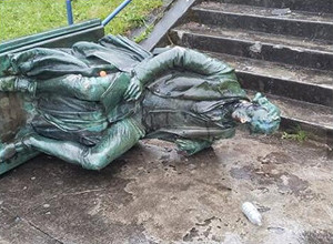 (影)反種族歧視動亂  美國開國元勳雕像被推倒